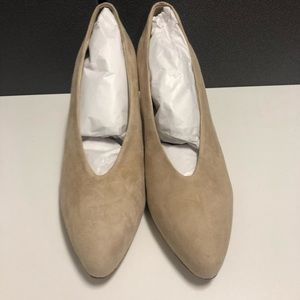 Brand New Made in Italy Anne Klein Suede Pumps